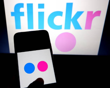 Viedtālrunis ar Flickr lietotnes ikonu priekšplānā.