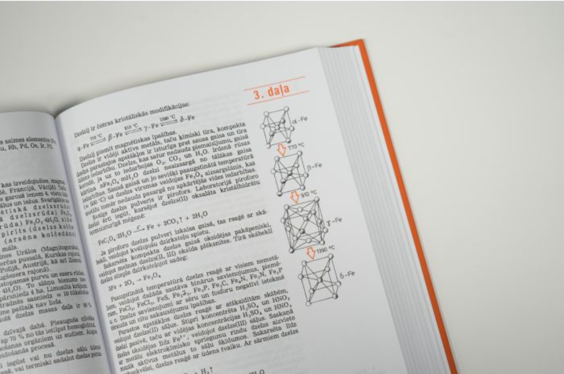 Atvērta ķīmijas mācību grāmata ar teorētisku tekstu.