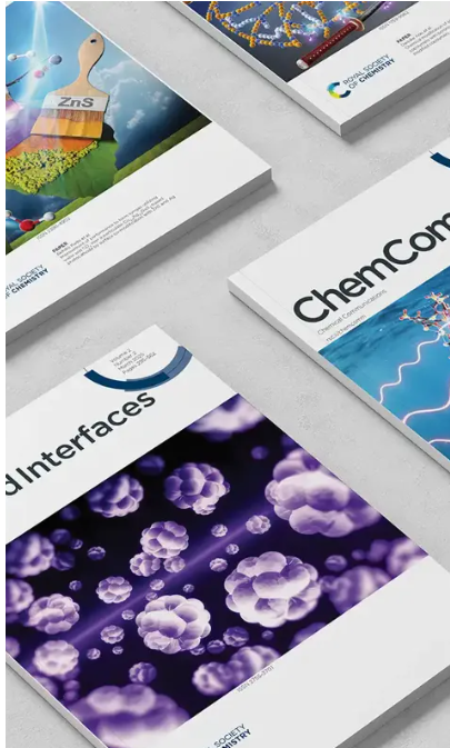 Ķīmijas zinātnisko žurnālu vāki, izkārtoti uz gaiša fona.