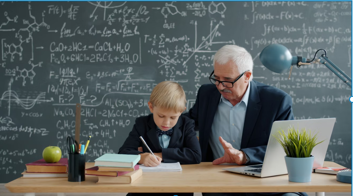 Skolotājs pie galda palīdz bērnam risināt uzdevumu.