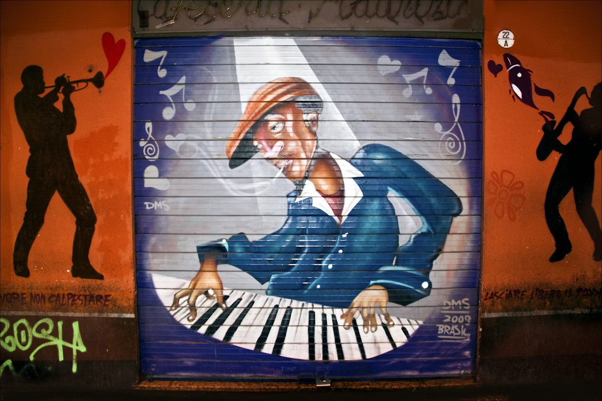 Džeza pianists pie klavierēm.