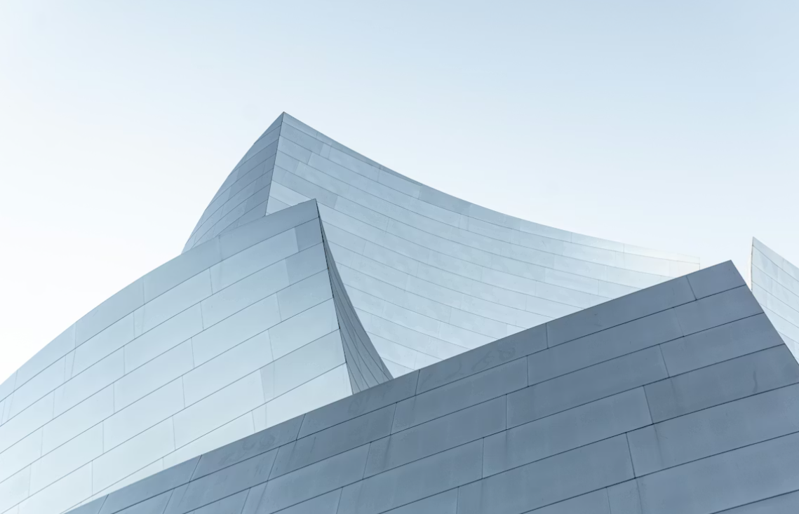 Plūstošas līnijas un formas modernā ēkā