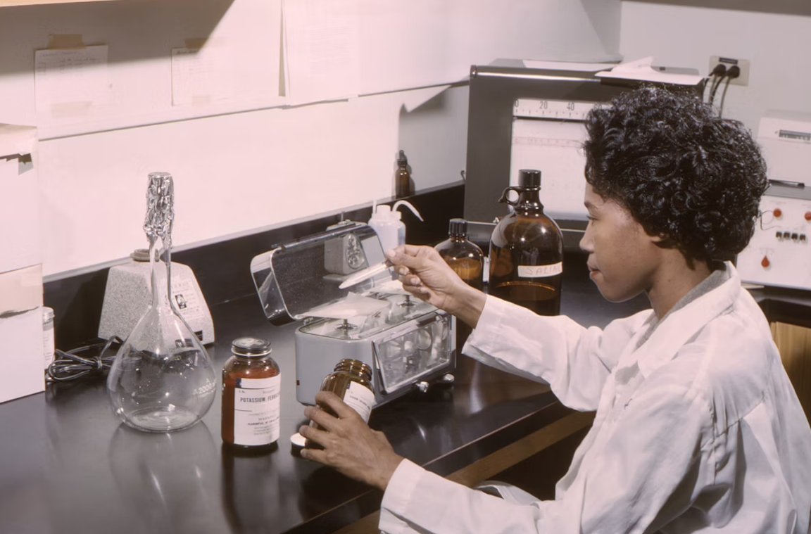 Cilvēks laboratorijā strādā ar ķīmiskām vielām.