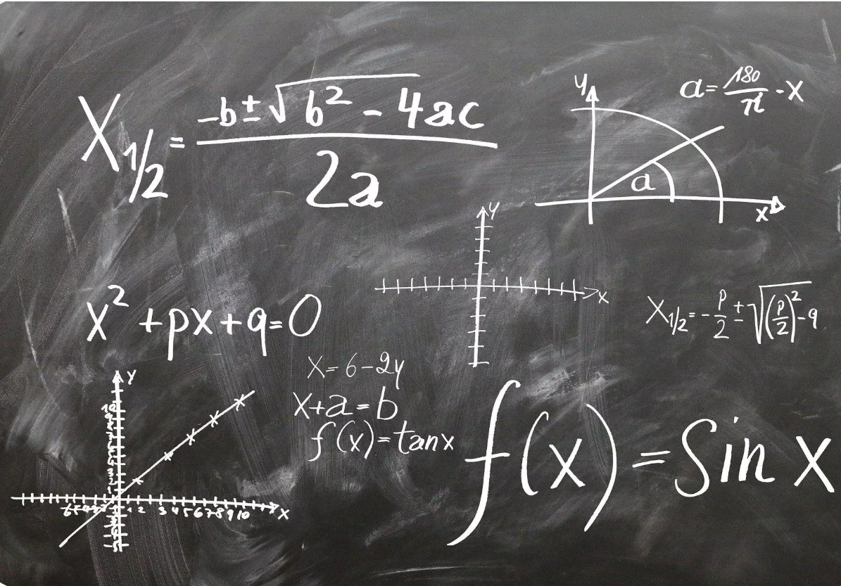 Uz tāfeles pierakstītas dažādas algebraiskas un ģeometriskas formulas.