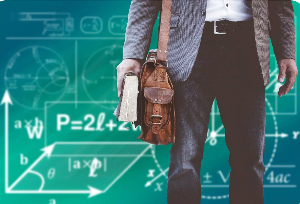 Pasniedzējs ar grāmatu uz matemātikas formulu fona.