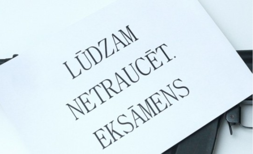 Lapa ar uzrakstu “Lūdzam netraucēt. Eksāmens”
