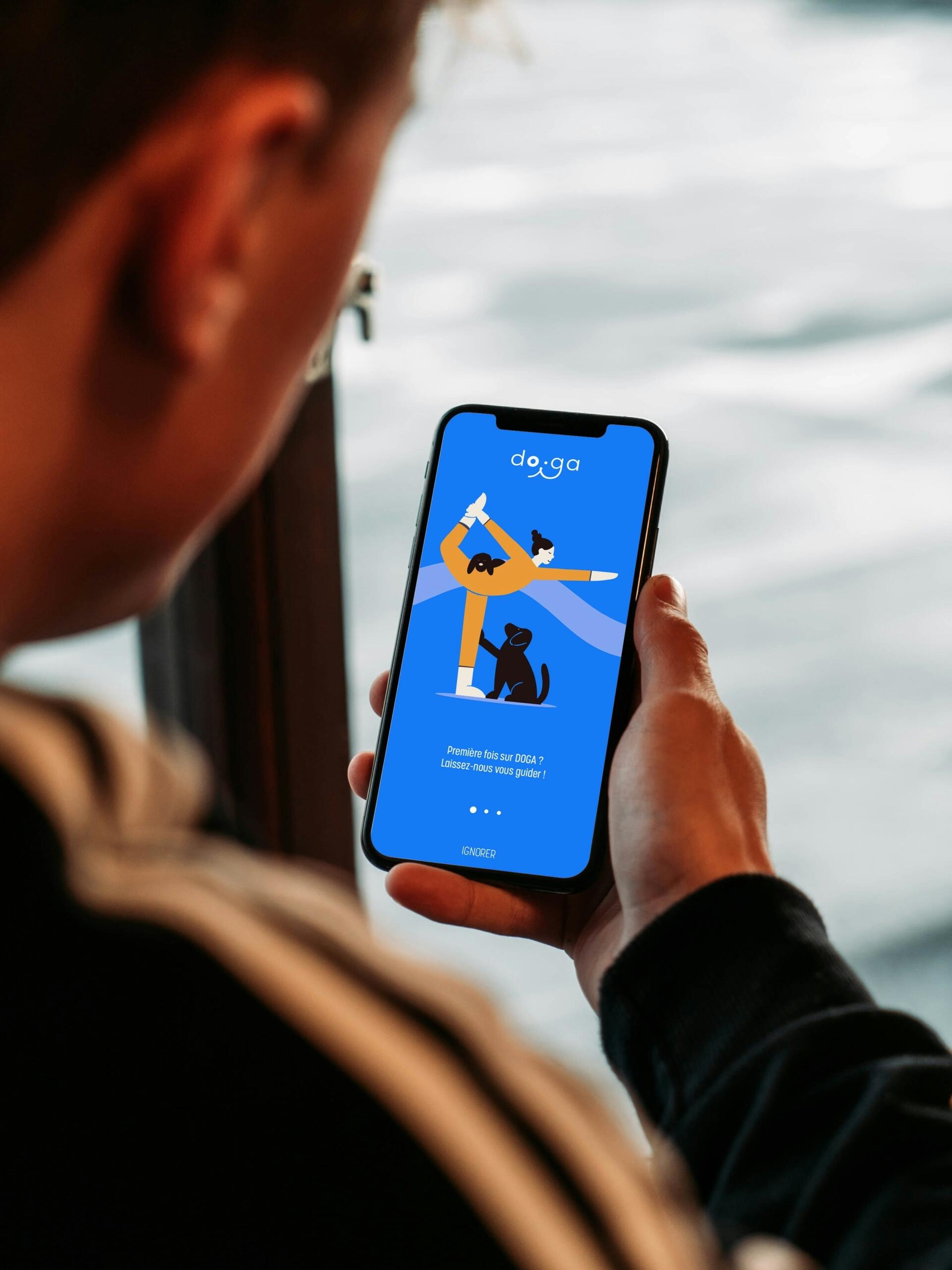 Viedtālrunī atvērta fitnesa lietotne.