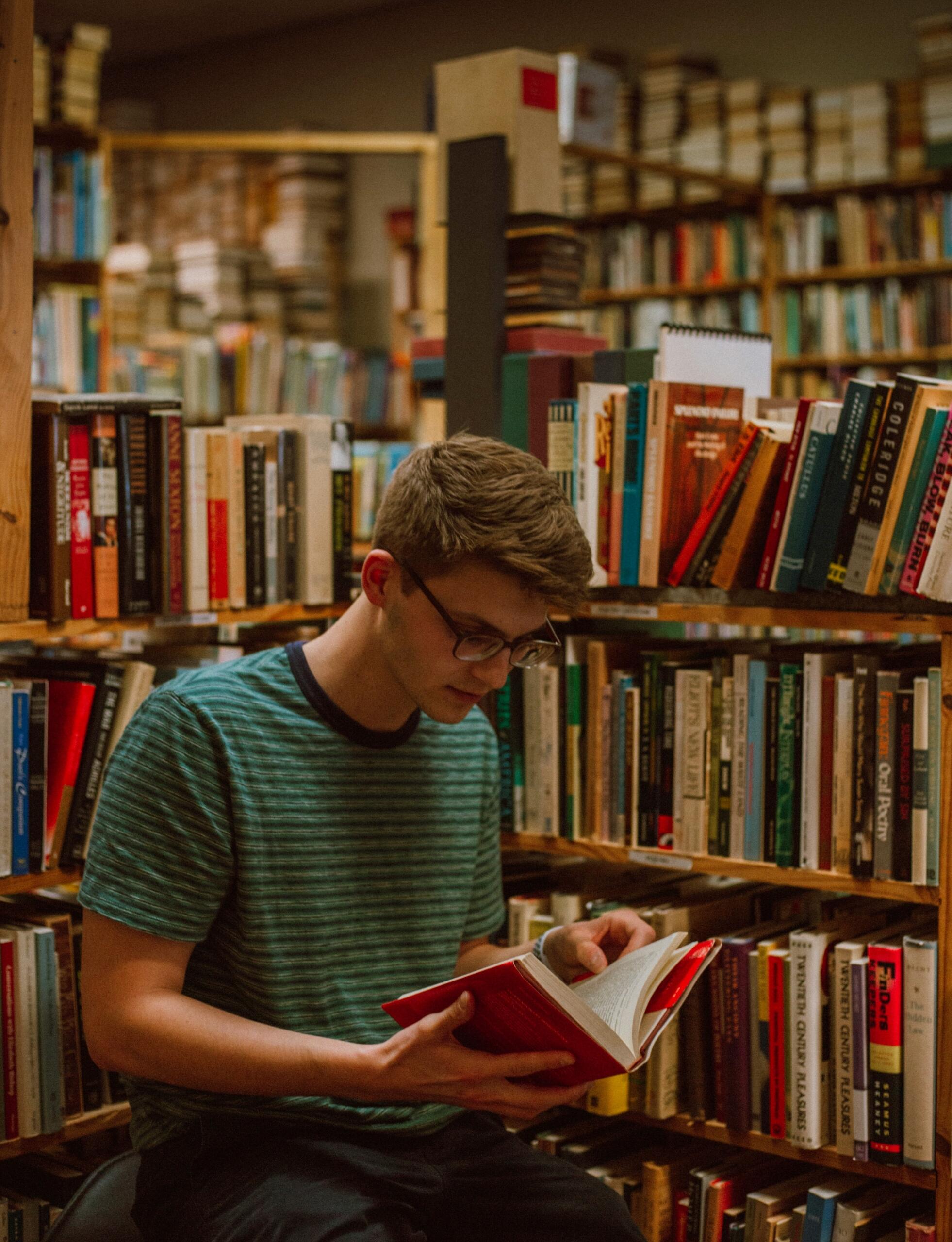 Students bibliotēkā koncentrēti lasa un apgūst jaunas zināšanas.