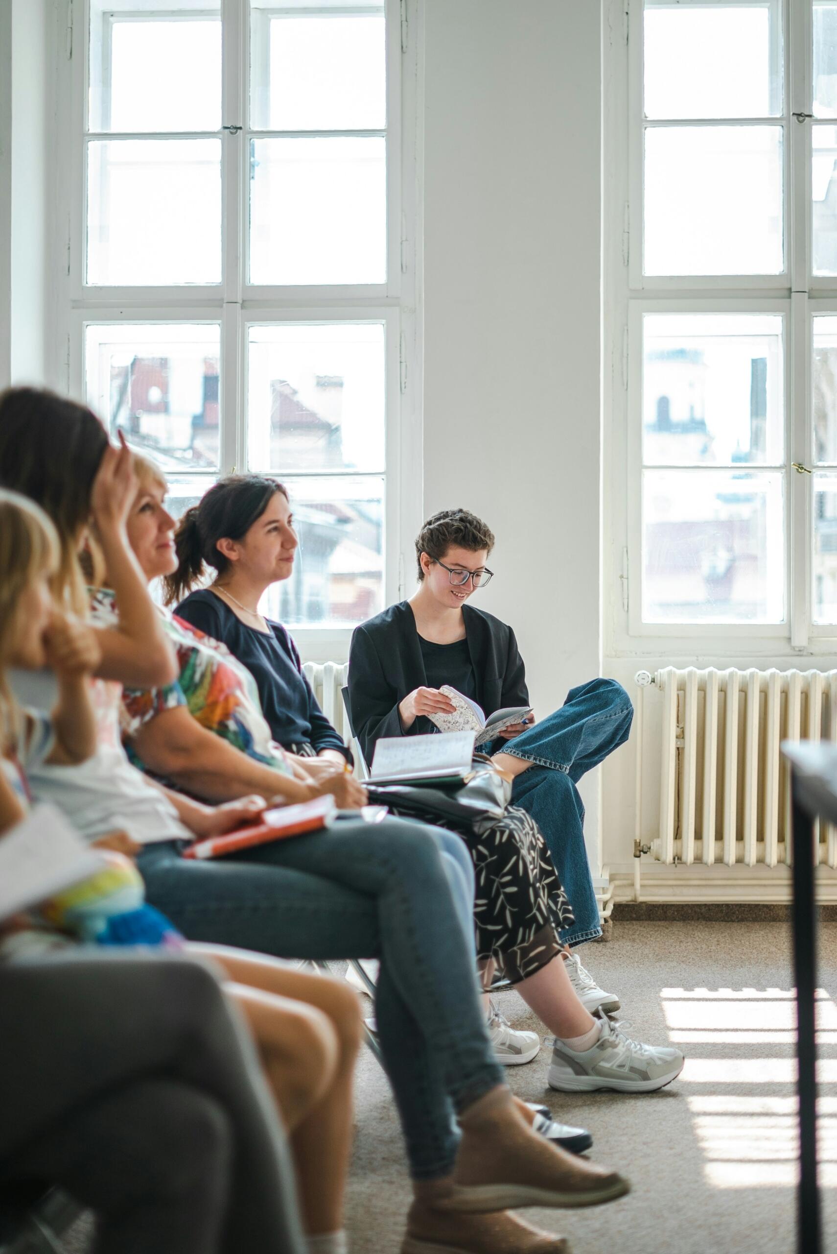 Studenti piedalās kopīgā nodarbībā.