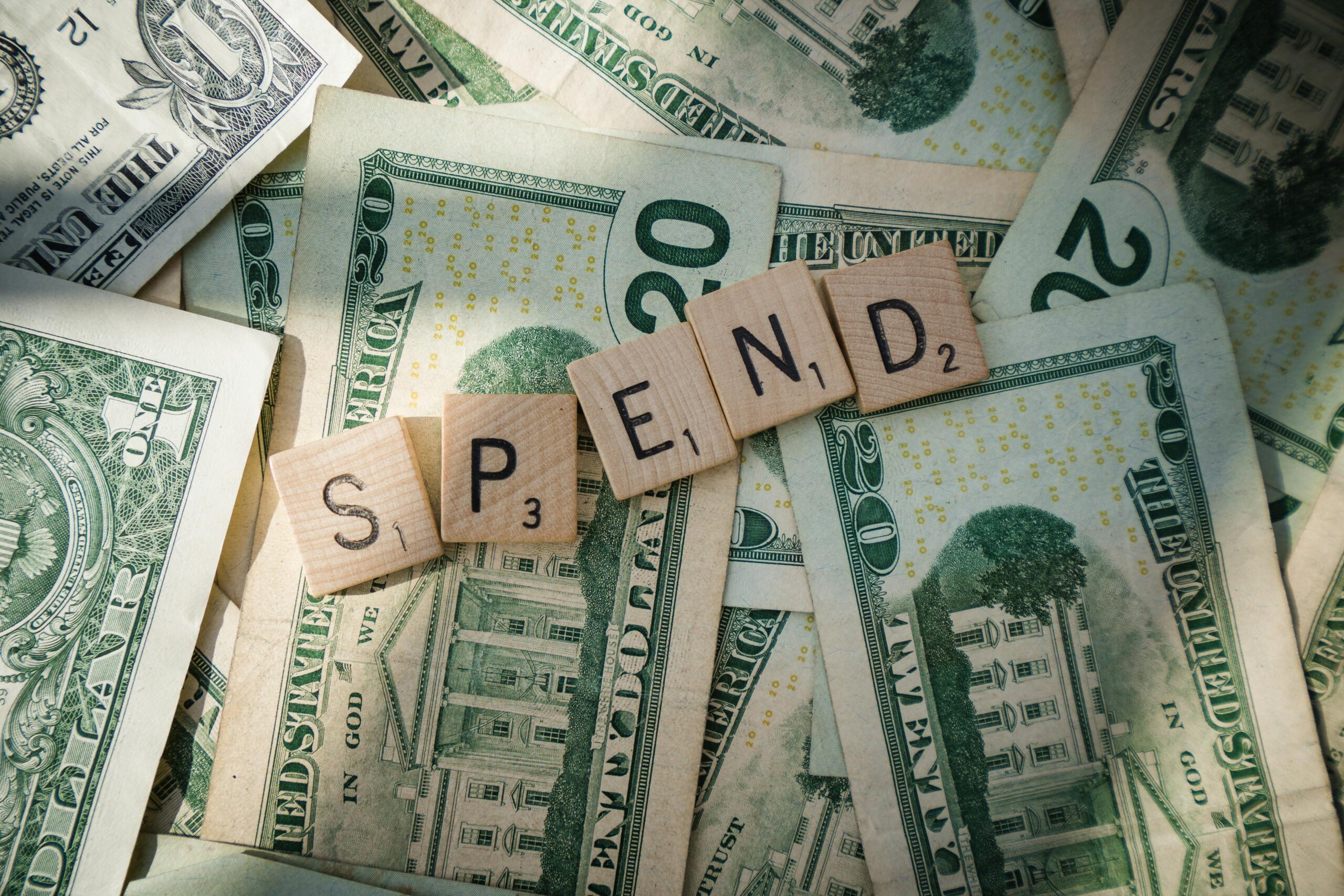 Dolāru banknotes ar burtiem “SPEND”