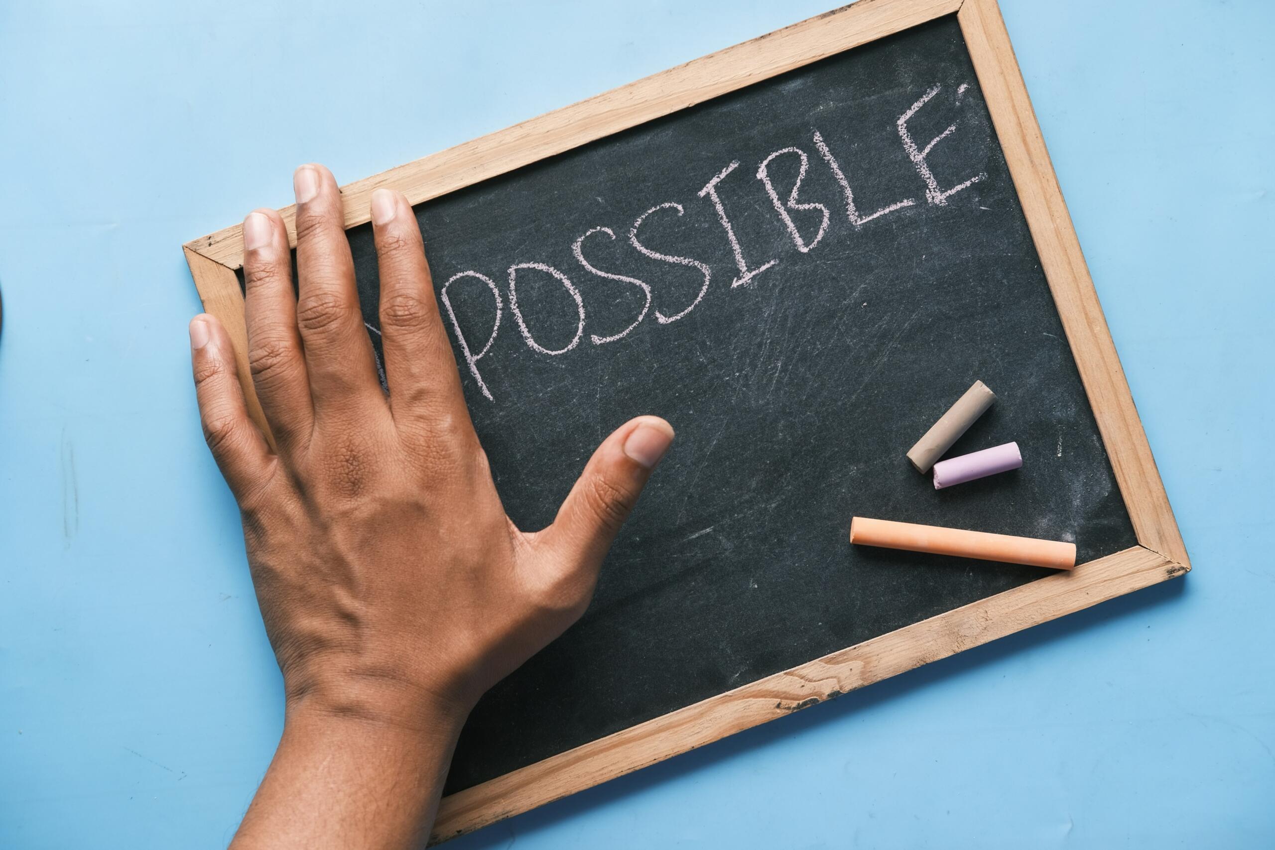 Uz tāfeles ar krītu uzrakstīts “POSSIBLE”.