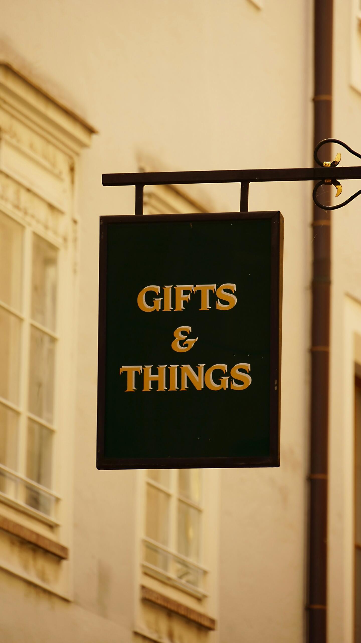 Izkarināta plāksne ar uzrakstu "GIFTS & THINGS".