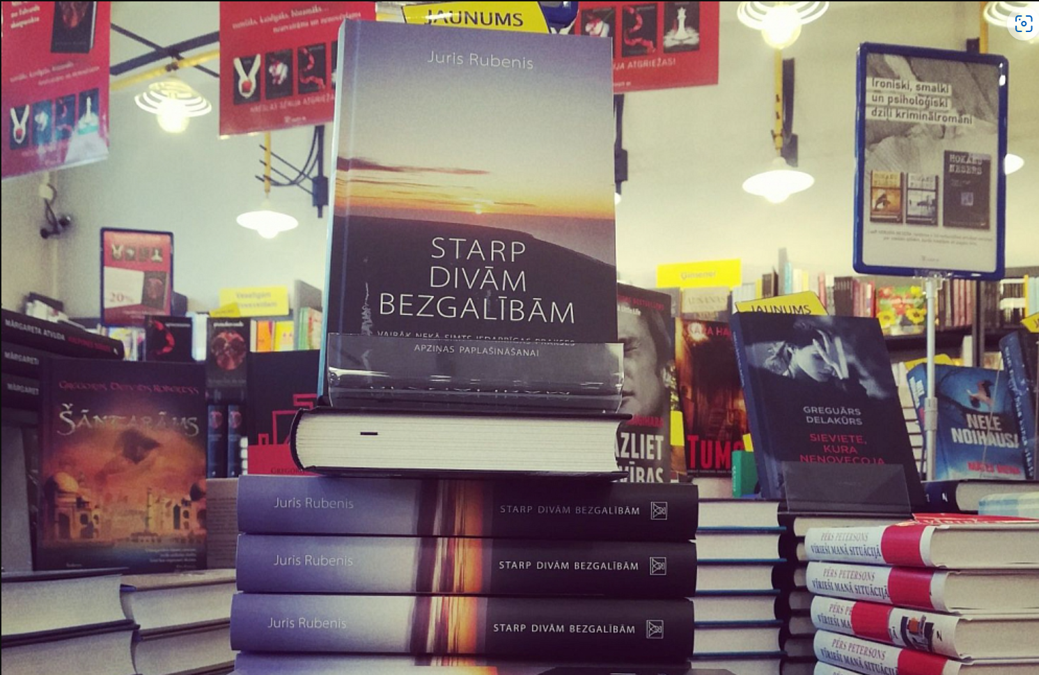 Jura Rubeņa grāmata "Starp divām bezgalībām" grāmatnīcas jaunumu stendā.