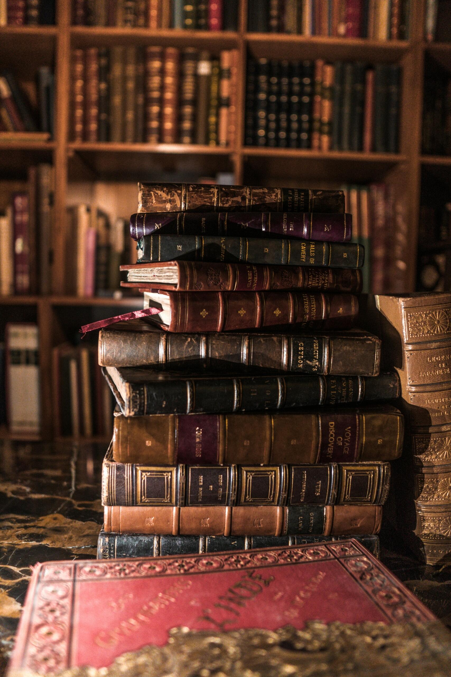 Senatnīgu grāmatu kaudze bibliotēkā
