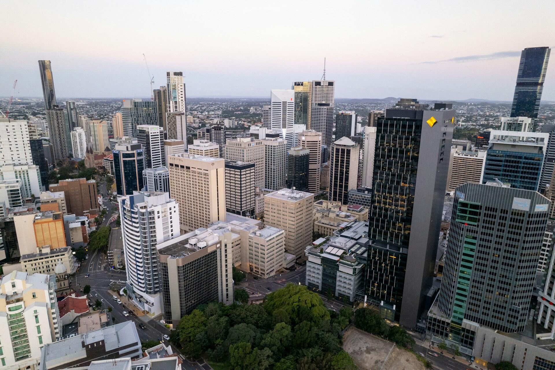 Pilsētas panorāma ar augstām ēkām un ielām