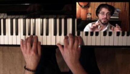 Apprendre à jouer du piano en regardant des tutos. 