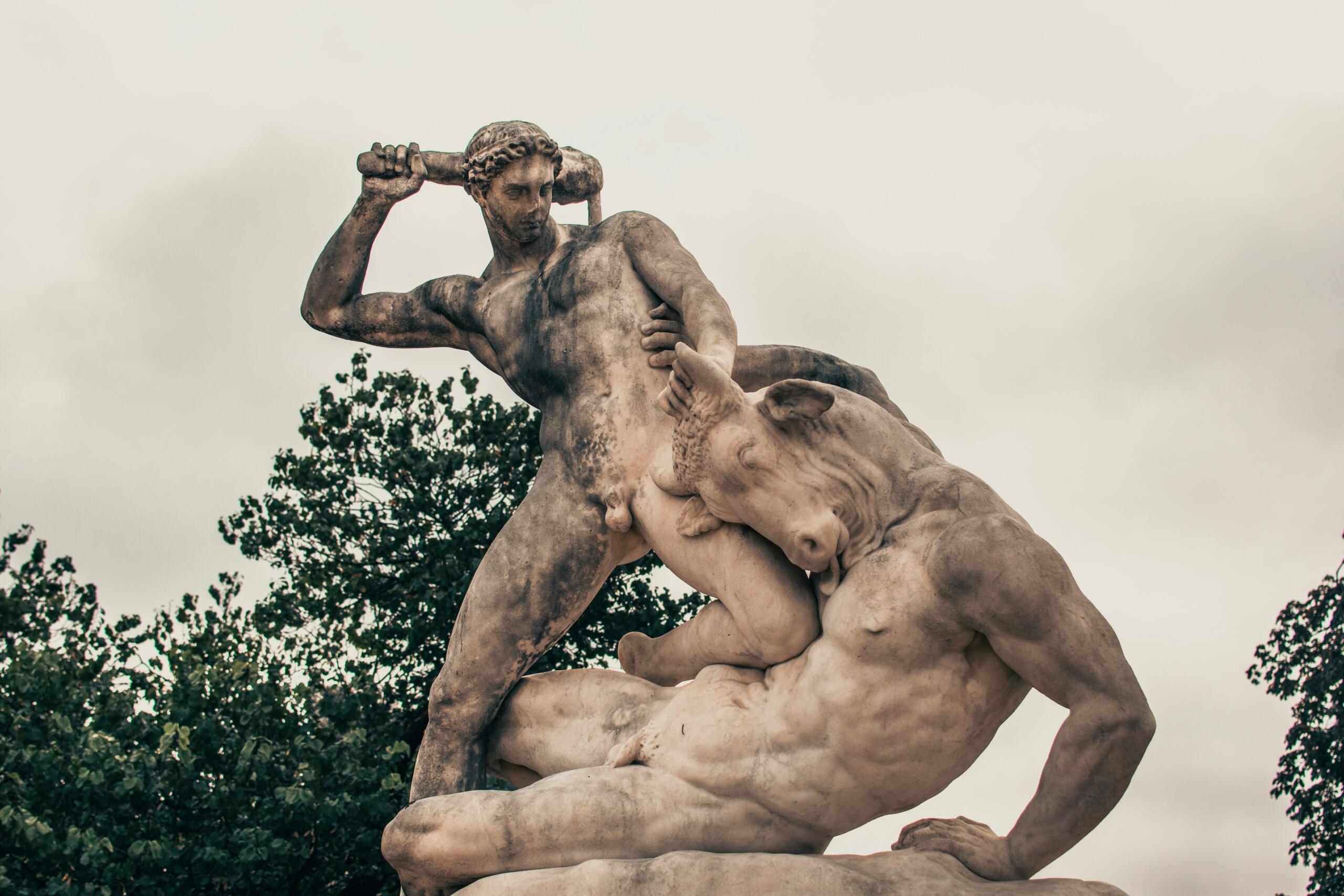 Sculpturi din piatra, grecia antica, razboinic vs minotaur