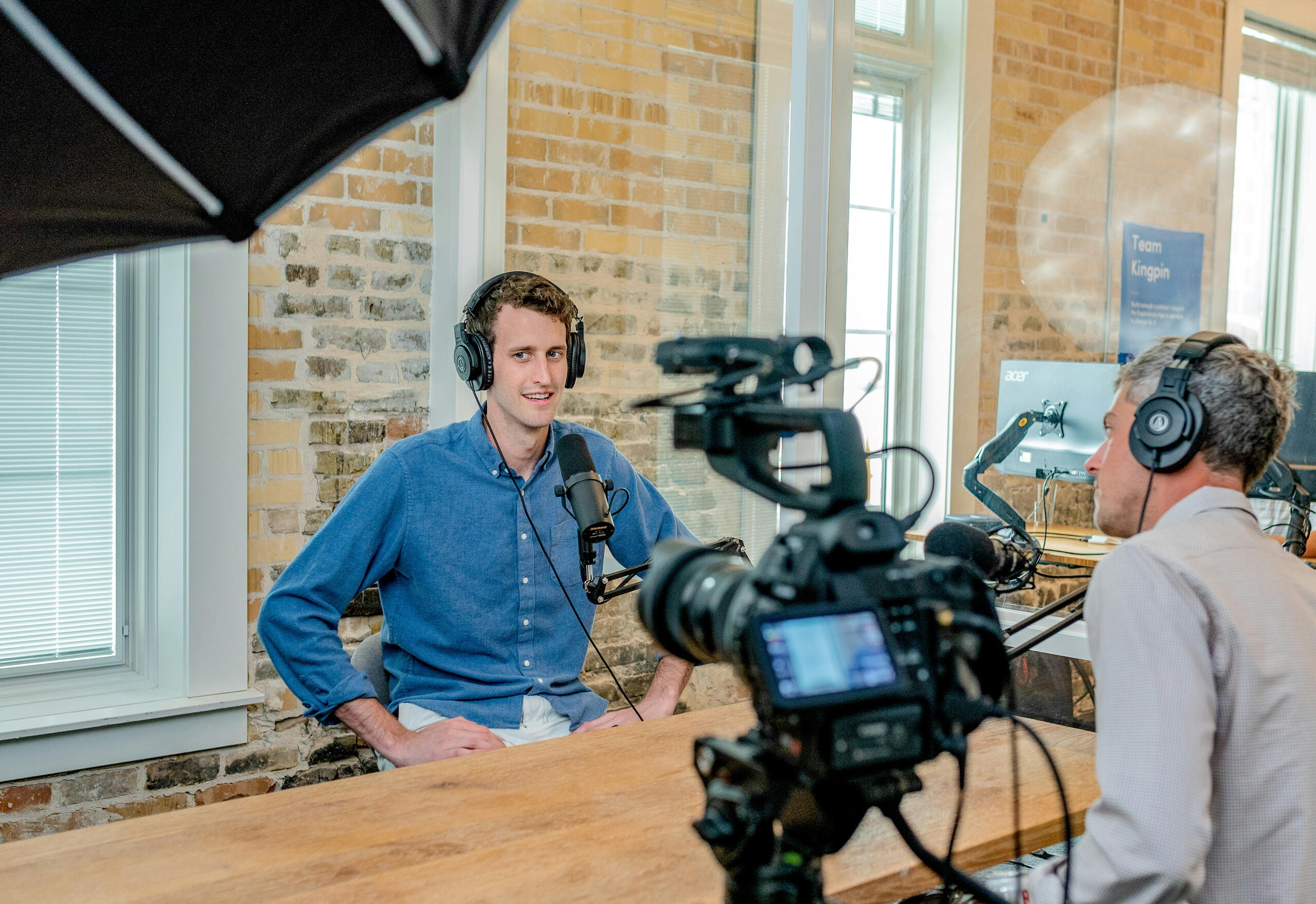 interviu intr-un studio, camera profesionala, doua persoane