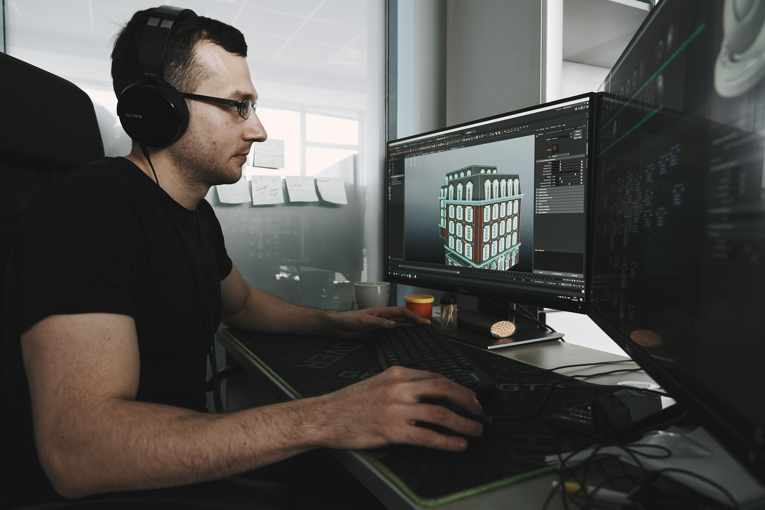 barbat care sta la birou, lucreaza la calculator, program 3d