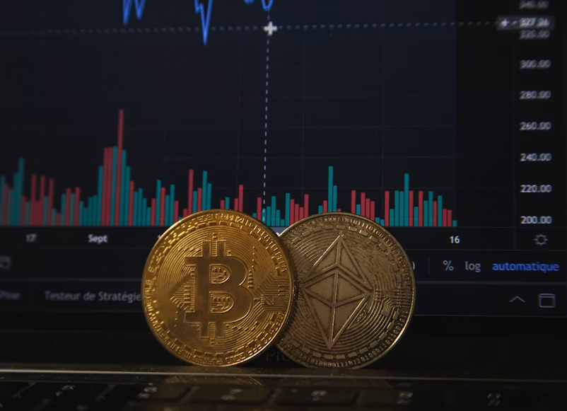 Kriptovaluta (ili kripto valuta) je digitalna imovina dizajnirana da funkcioniše kao sredstvo razmjene, pri čemu se zapisi o vlasništvu nad pojedinačnim novčićima čuvaju u knjizi evidencije (ledgeru) koja postoji u obliku kompjuterizovane baze podataka. Za zaštitu zapisa o transakcijama, kontrolu stvaranja novih novčića i provjeru prenosa vlasništva nad novčićima koristi se snažna kriptografija.