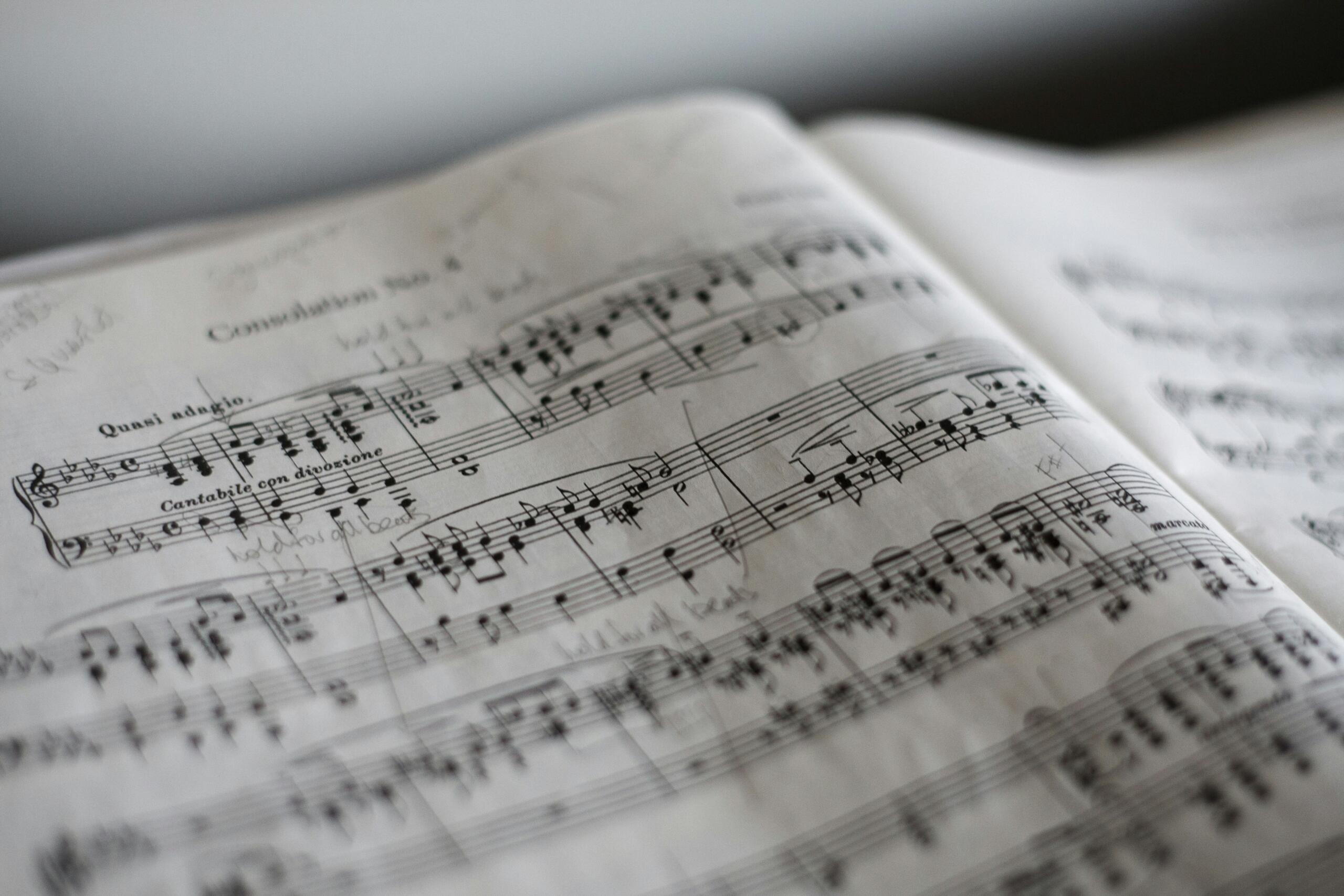 Sveska sa ispisanim muzičkim notama