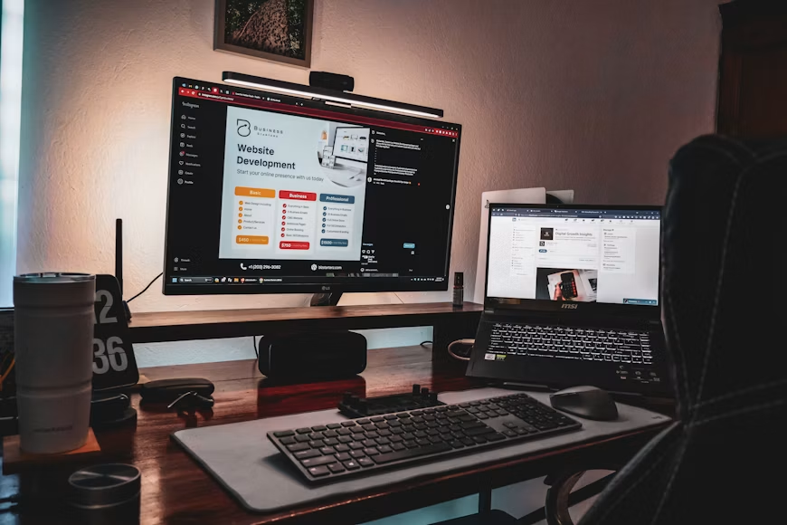 Ovaj radni kutak dizajniran je sa fokusom na produktivnost i kreativnost. Na slici vidimo prostrani radni sto sa monitorom na kojem je otvoren kod, kao i beležnicama i priborom za pisanje. Stolica je ergonomski dizajnirana, pružajući udobnost tokom dugih sati rada.