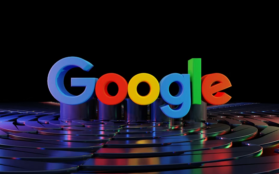 Na slici je u centralnom delu istaknut prepoznatljiv Google logo, okružen potpuno crnom, neutralnom pozadinom visokog kontrasta. Čiste linije i jarke boje logotipa savršeno dolaze do izražaja na tamnoj podlozi, stvarajući moderan, profesionalan i elegantan vizuelni efekat koji naglašava prepoznatljiv brend identitet.