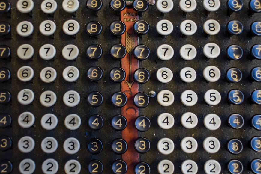 Detaljan prikaz tastature i ekrana modernog kalkulatora u krupnom planu, koji simbolizuje preciznost i računarske operacije.