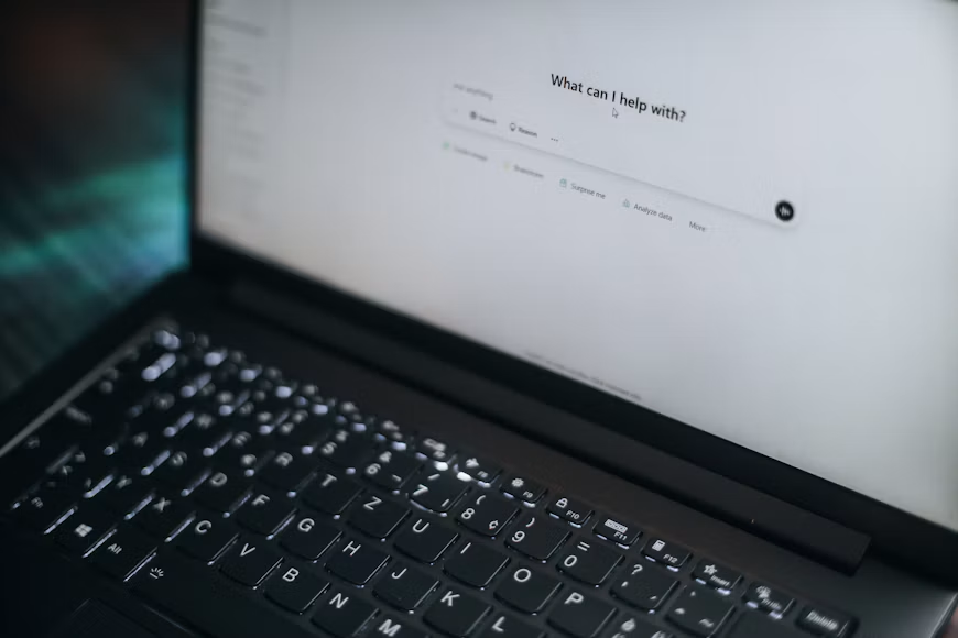 Otvoren laptop, sa otvorenim upitom za veštaćku inteligenciju.