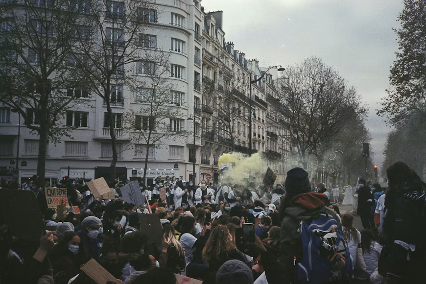 Šira slika okupljene mase građana tokom protesta i demonstracija na javnim površinama u Parizu, koja prikazuje atmosferu i okupljanje učesnika.