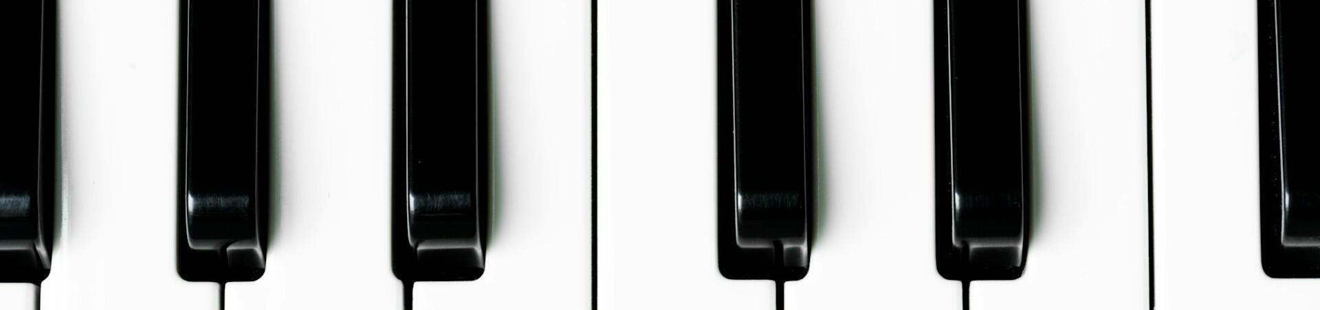 white and black piano keys