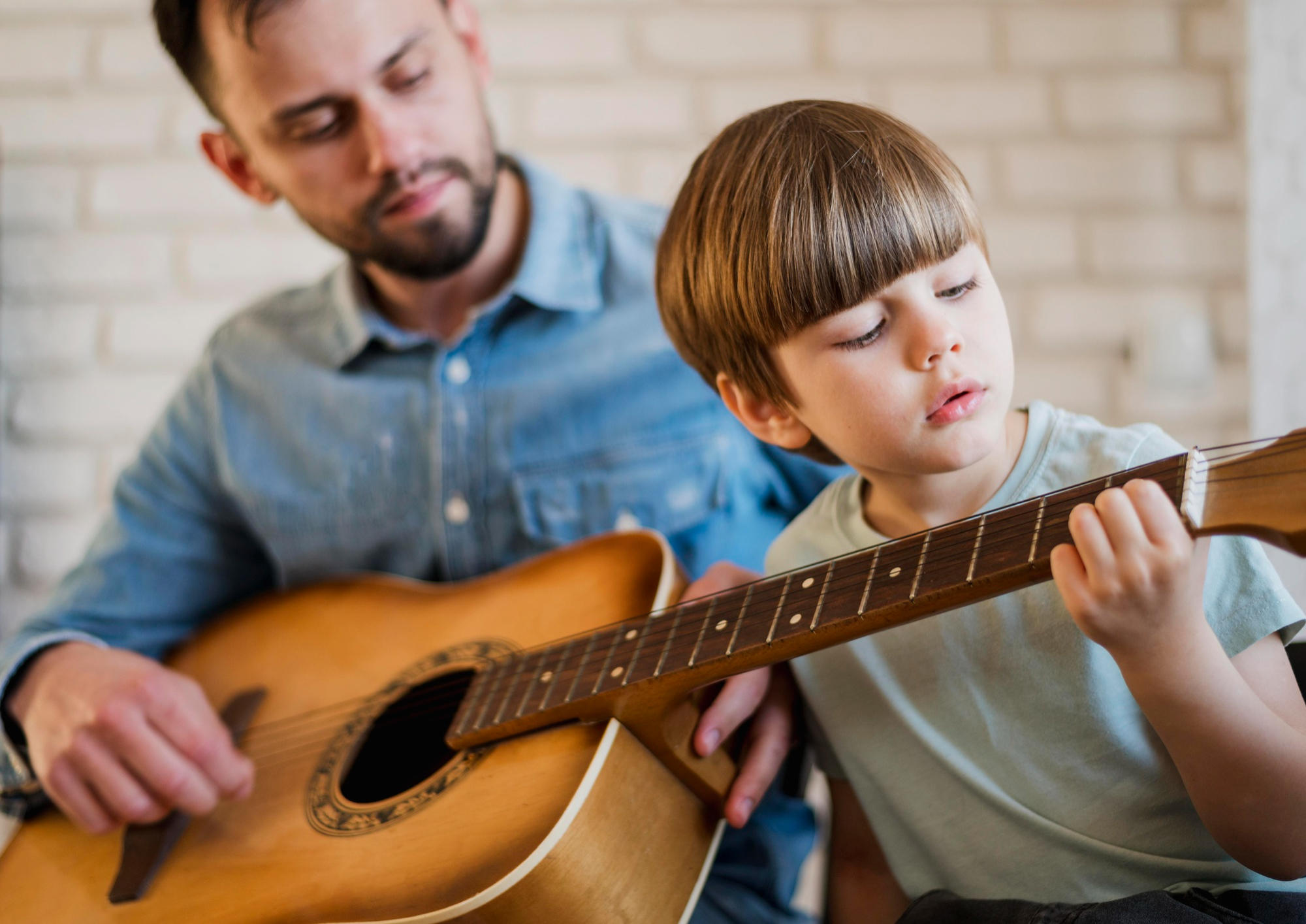 como enseñar a un niño a tocar guitarra
