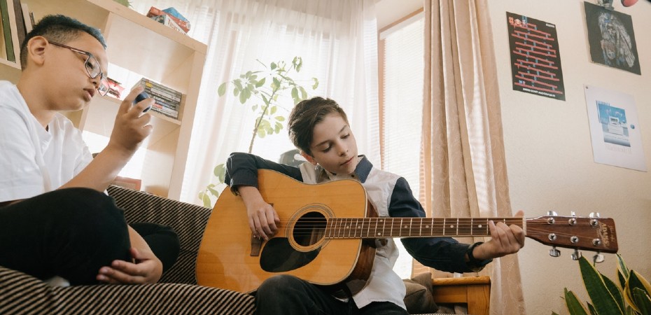 ventajas guitarra en niños