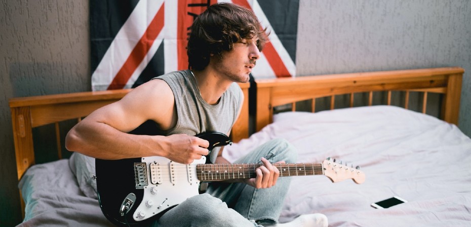 tocar guitarra beneficios
