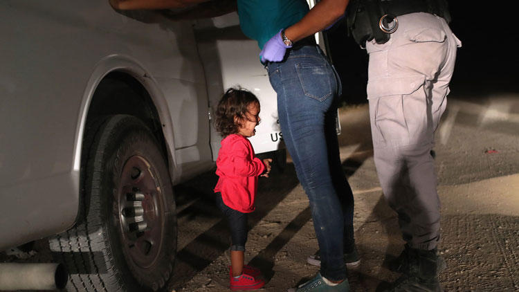 niña llorando en la frontera