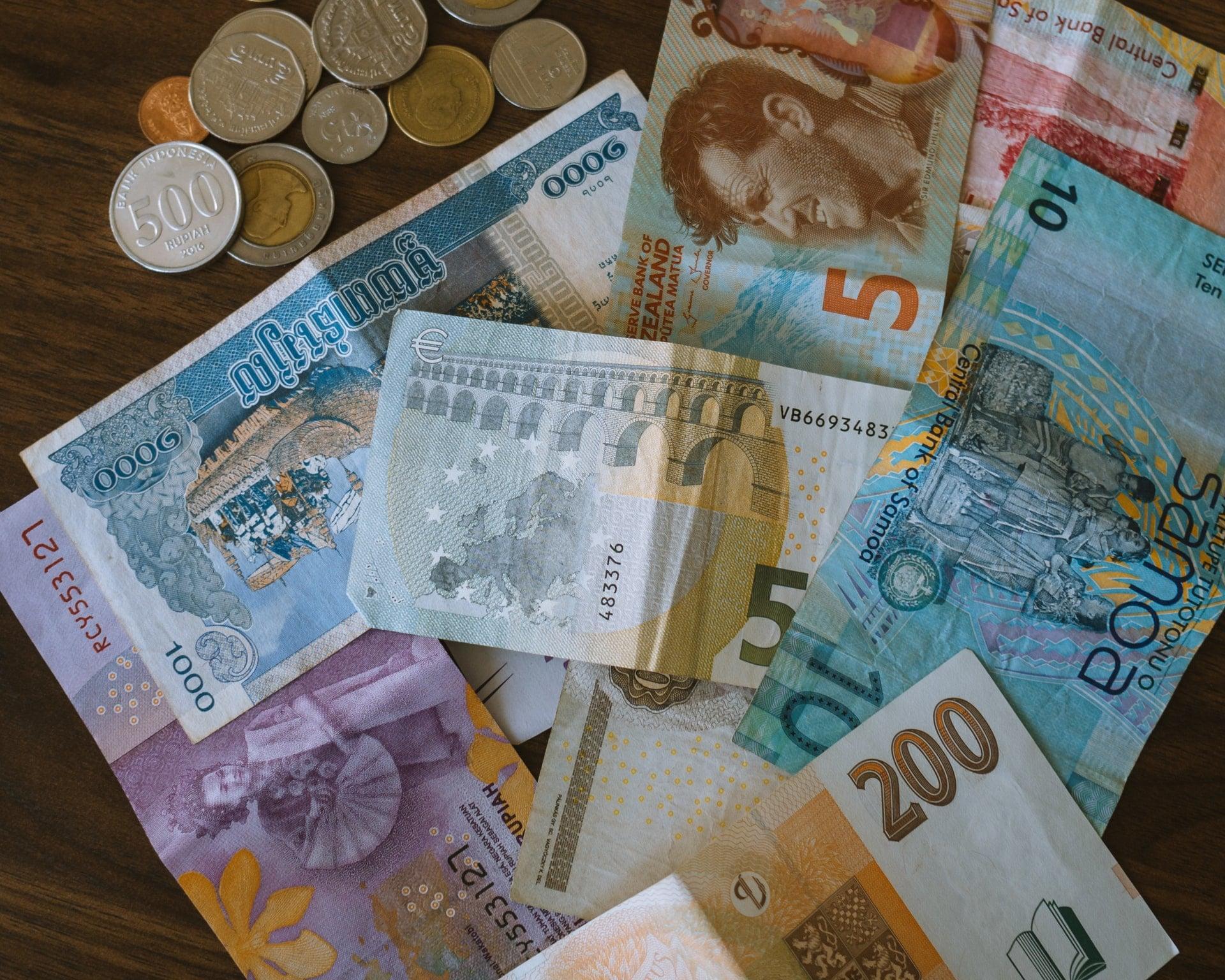 Toma cenital de monedas y billetes