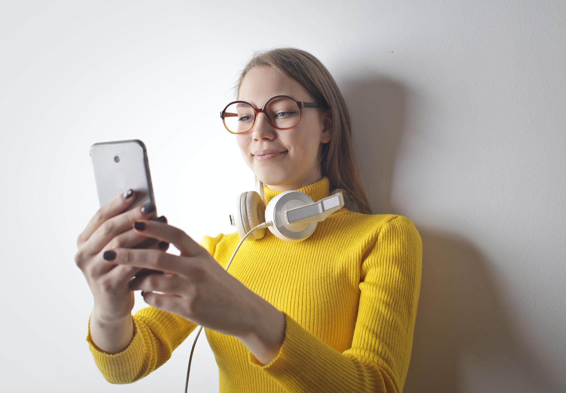 mujer usando celular