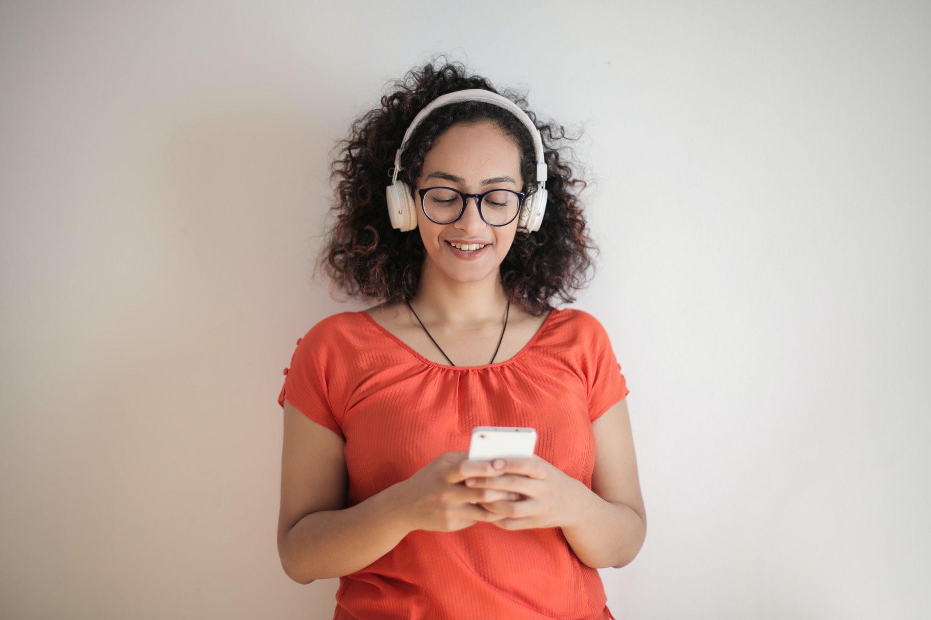 mujer usando celular