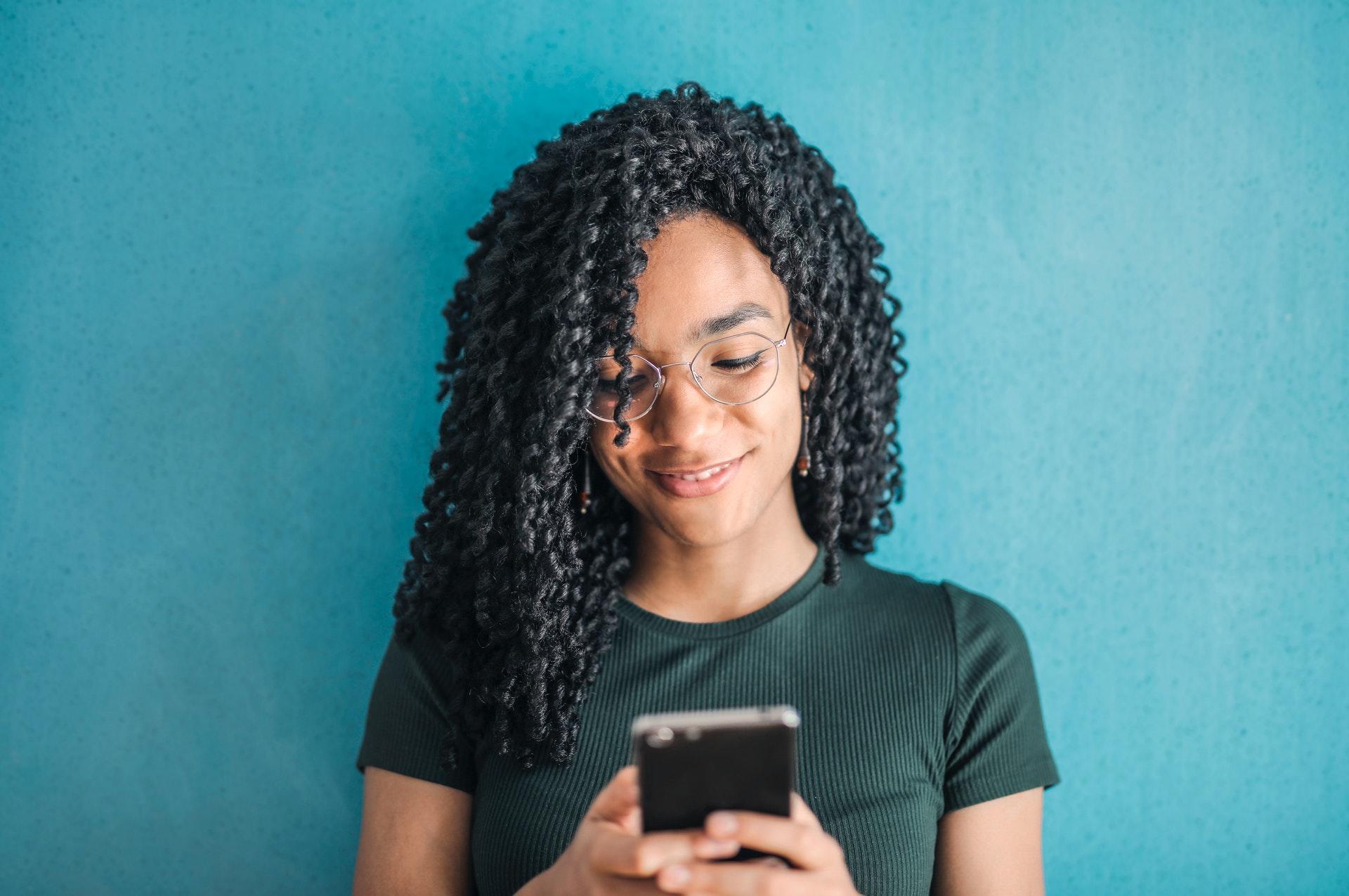 mujer usando celular