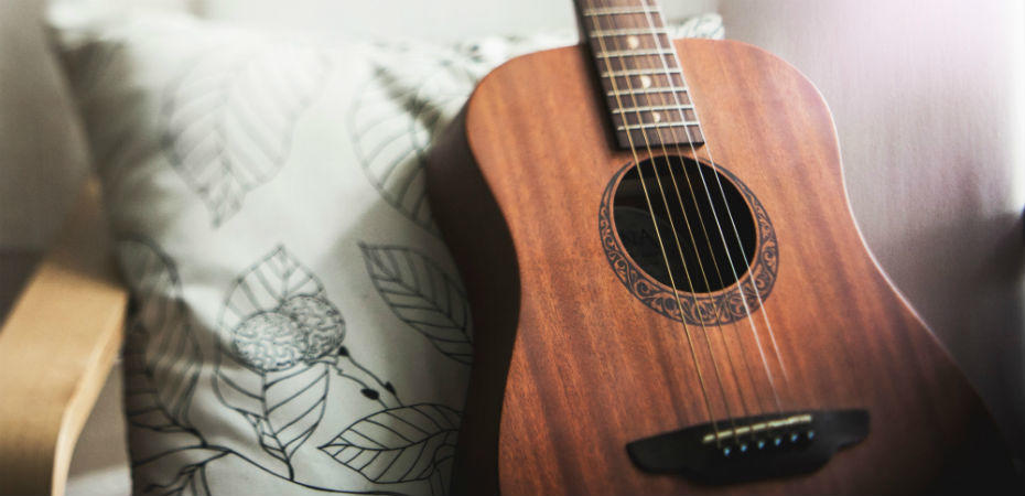 cuanto cuesta una guitarra acustica