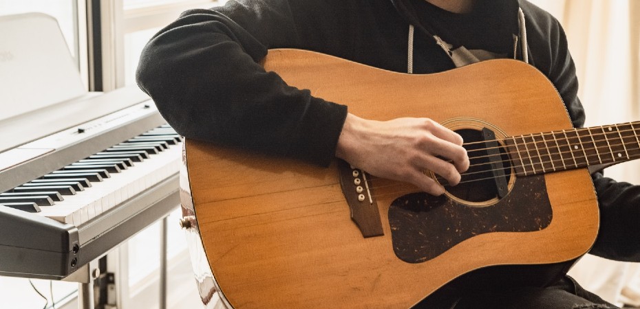 buen profesor de guitarra