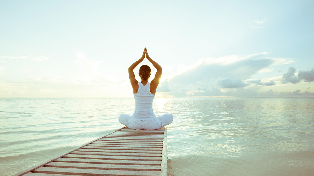 Ofrece clases de yoga.