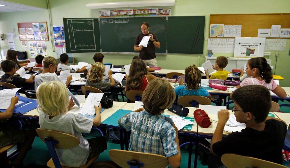 Como profesor asalariado puedes dar clases privadas.