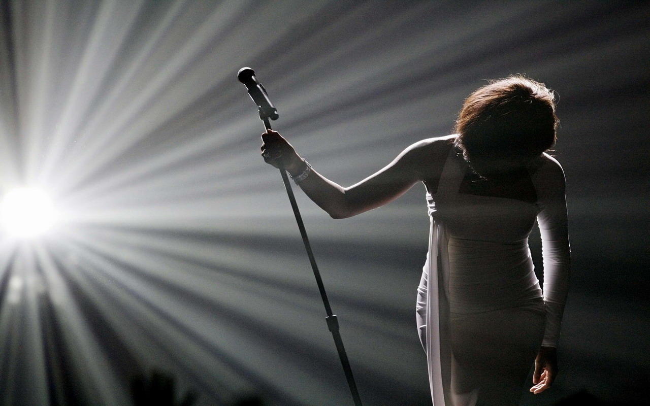 Deja de soñar y canta.