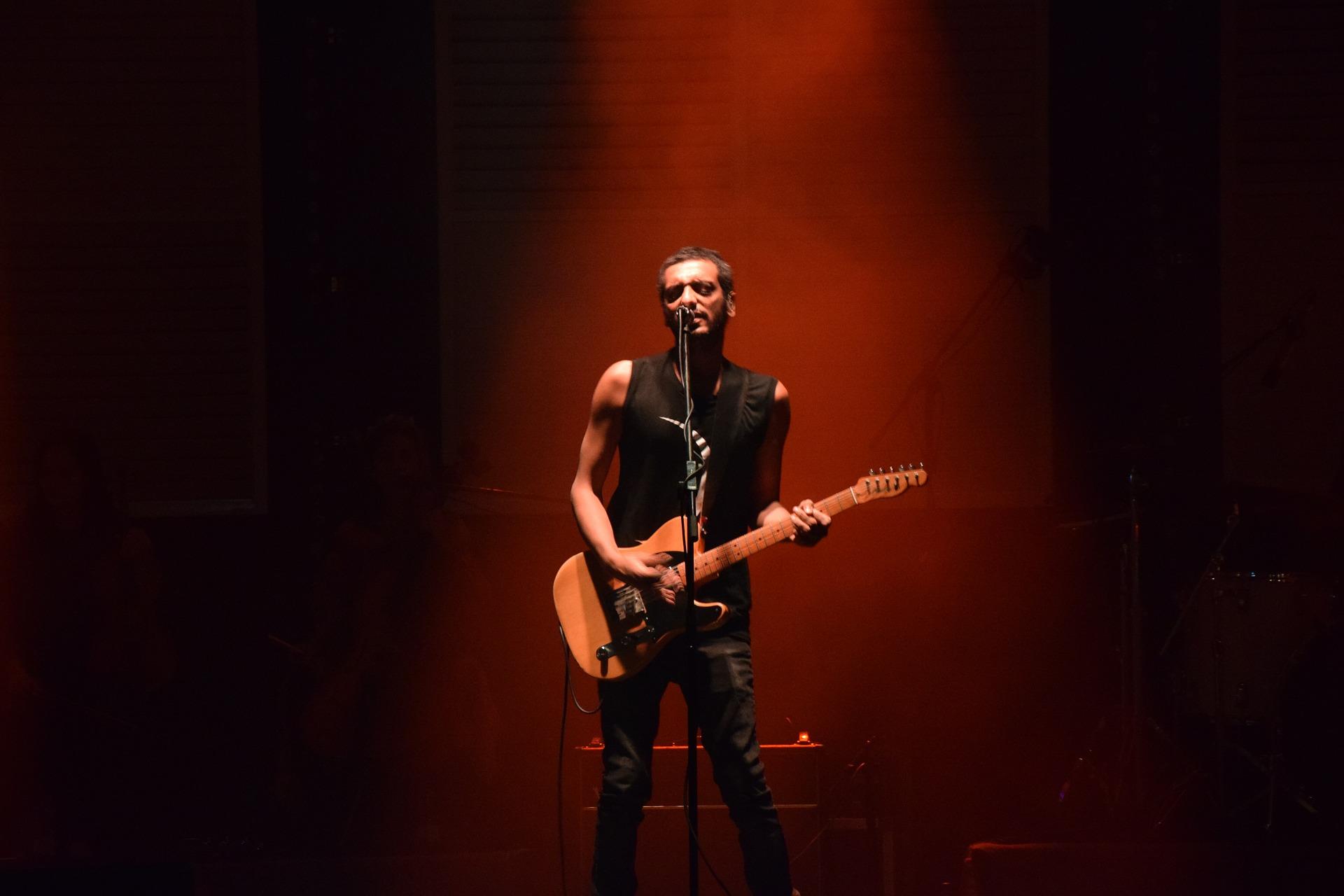 cantar y tocar guitarra