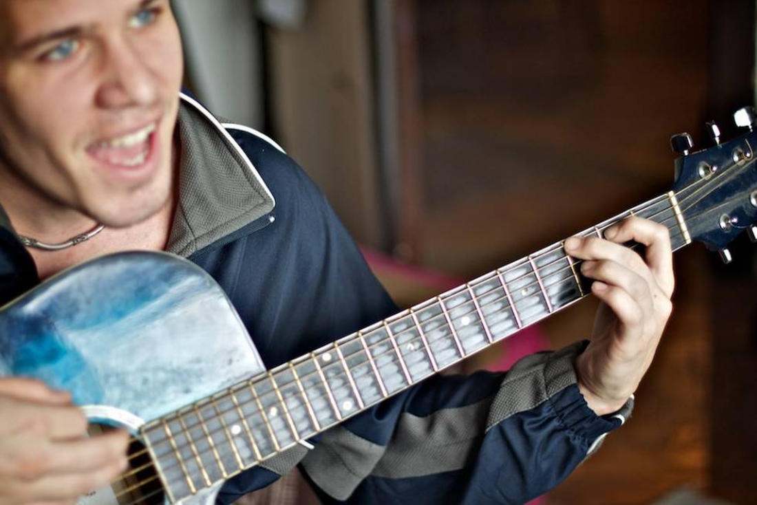cantar con instrumento