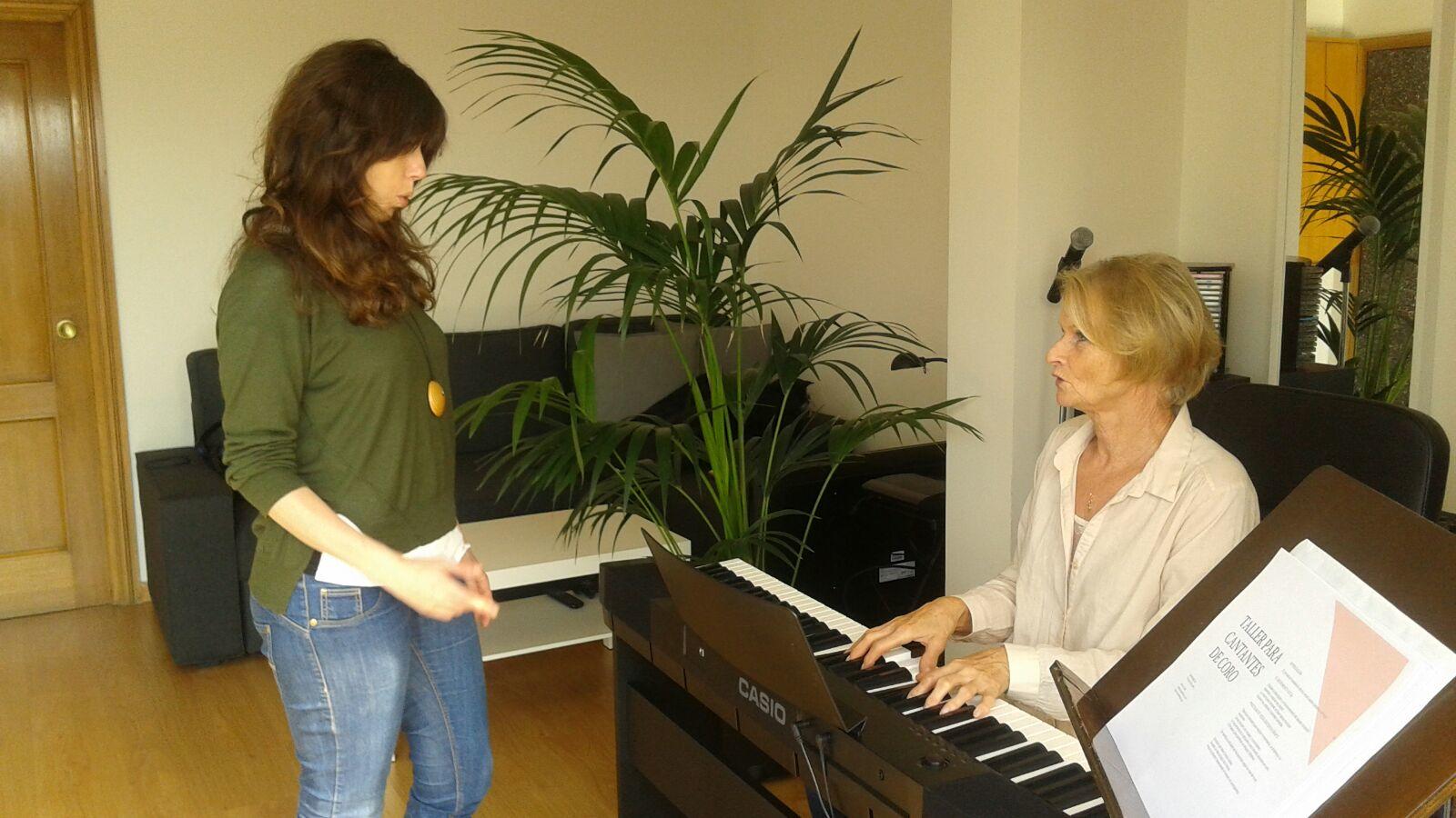 Clases personalizadas con un maestro de canto.