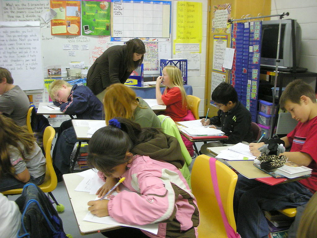 En la primaria se inicia el aprendizaje del espanol. 