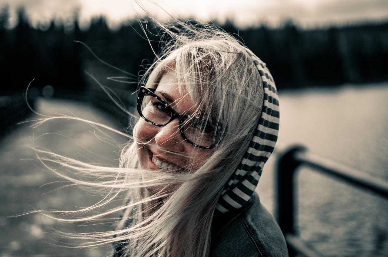 mujer rubia