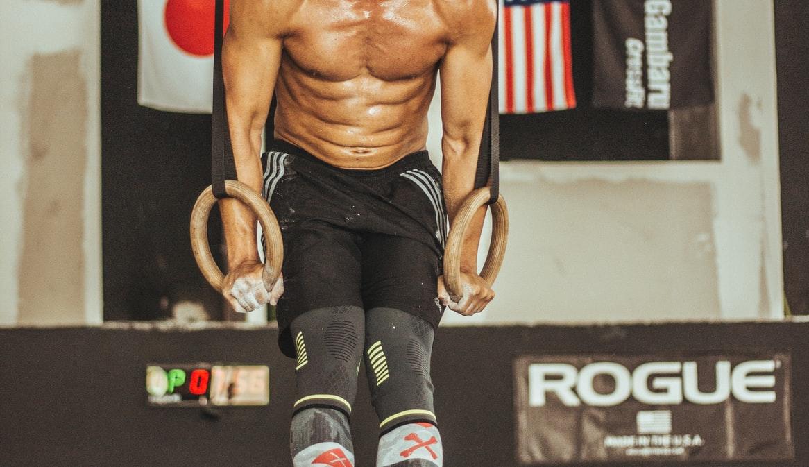 hombre entrenando barras de suspensión